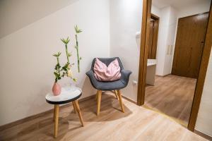 勒什赖斯齐德沃尔旅馆的椅子和一张桌子,上面有粉红色的枕头