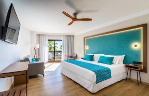 雷塔马尔巴塞罗加塔角酒店的一间卧室设有一张蓝色墙壁的大床
