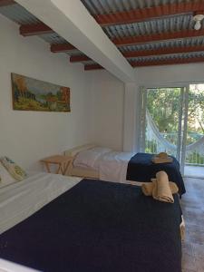 Cabañas en Los Altos de cerro Azul Panamá Cascadas RIos Naturaleza viva客房内的一张或多张床位