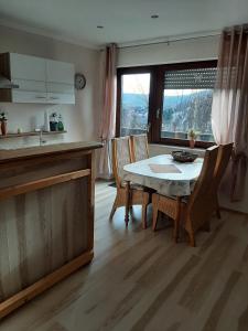 哈伦贝格Ferienwohnung Waldblick的厨房配有桌椅和水槽。
