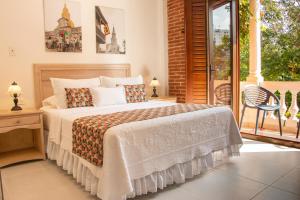 卡塔赫纳Casa La Fe by BespokeColombia的一间卧室设有一张床和一个阳台