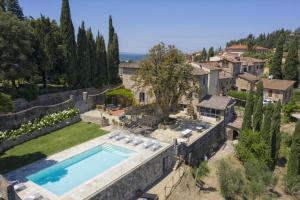 潘札诺Villa La Petraia的享有带游泳池的别墅的空中景致