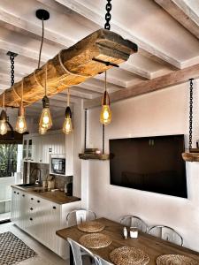 阿利坎特View 4 U Apartment - Alicante的厨房配有桌椅和平面电视。