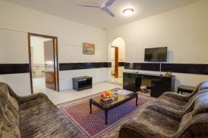 马斯喀特Hotel Summersands Al Wadi Al kabir的客厅配有两张沙发和一张咖啡桌