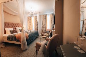 泰尔奇泰尔奇酒店的酒店客房,配有床和镜子