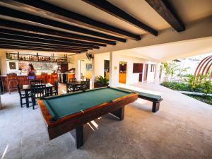 ONDA - Playa Grande - Adults Only内的一张台球桌