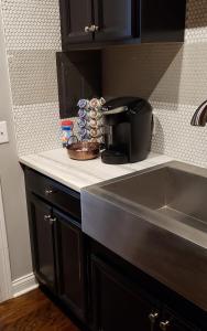 辛辛那提Modern style and comfort near UC的厨房柜台配有咖啡壶和水槽