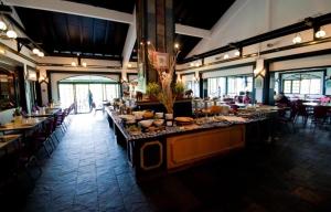 金马仑高原草莓园度假酒店的餐厅内带桌椅的用餐室