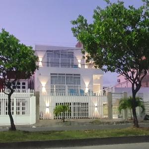 圣安德烈斯Bahia San Andres Hospedaje的白色房屋,设有白色的栅栏