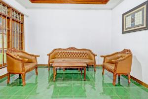 OYO Homes 90849 Cibeunying Homestay Cibodas Maribaya的休息区