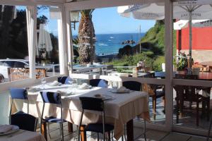 纳隆河畔穆罗斯艾帕祖酒店的一间设有桌椅的海景餐厅