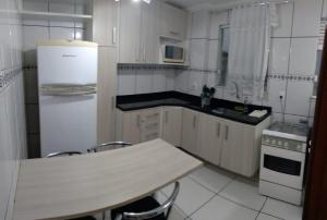 Condominio Residencial Marina Club的厨房或小厨房