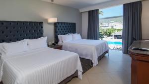 图斯特拉古铁雷斯图斯特拉古铁雷斯假日酒店的酒店客房设有两张床和一个阳台。