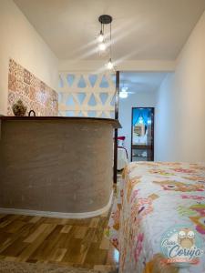 里约热内卢Casa da Coruja的一间卧室设有一张床和一面墙