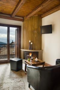 阿拉霍瓦科斯诺纳斯艾里斯奥尼旅馆的客厅设有壁炉、桌子和椅子