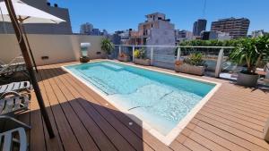 布宜诺斯艾利斯布宜诺斯艾利斯酒店的建筑物屋顶上的游泳池