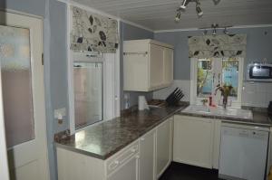 巴斯The Crandale House Vacation Home的厨房配有白色橱柜和水槽