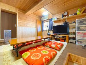 沼田Fukouji - Vacation STAY 07341v的一间房间,内设桌子和长凳