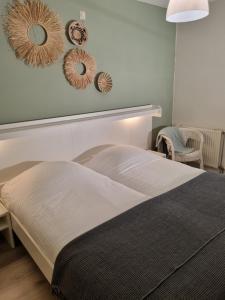 朱丽安娜多普Beach appartement Strandslag 129的卧室配有一张带三面镜子的床铺。