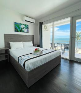 南迪Sailors Beach Fiji的一间卧室设有一张床,享有海景