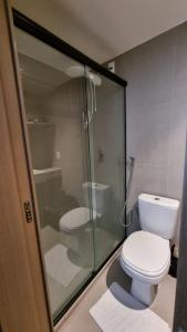 若昂佩索阿Flat Bauten Cabo branco AP301的一间带卫生间和玻璃淋浴间的浴室