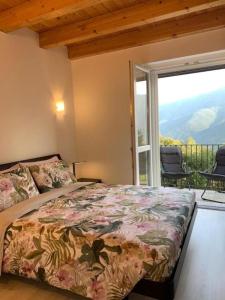 TocenoCasa Vista Monte Rosa的一间卧室设有一张床和一个美景阳台