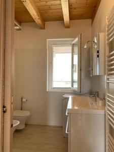 TocenoCasa Vista Monte Rosa的一间带水槽和卫生间的浴室以及窗户。