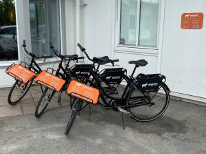 利雪平De la Gardie Park Vandrarhem Hostel的停在大楼外的一群自行车