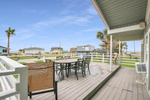 加尔维斯敦Jamaica Beach Home with Wraparound Beach-View Deck的相册照片