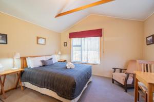 Te Anau DownsEglinton Valley Camp的一间卧室设有一张床和一个窗口