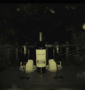 莱瓦镇MALOKAS AGUA VIDA & NATURALEZA的桌子上放有一瓶葡萄酒和两杯酒