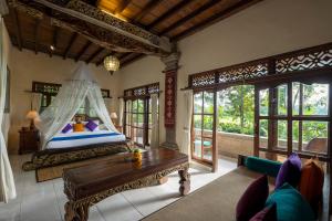 乌布Alam Jiwa Ubud的一间卧室配有一张带天蓬的床