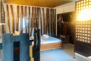 CandonE. Moreno Recreation Beach Resort Ilocos Sur的客房设有床、书桌和窗户。