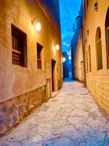 尼兹瓦Jawharat Alaqar Inn نزل جوهرة العقر的老城区的一条小巷