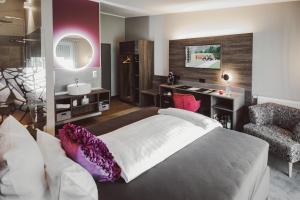 新明斯特希尔德布兰特的酒店的一间卧室配有一张床、一张桌子和一把椅子