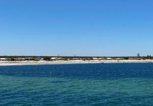 CowellOn the beach-Lucky Bay的一片大片的海水,背面是海滩