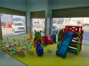 延布فندق جمانة ينبع的一间游戏室,地板上放着一堆玩具