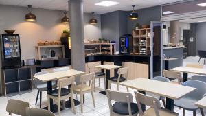 塞特港B&B HOTEL Sète Centre Gare的一间带桌椅和柜台的餐厅