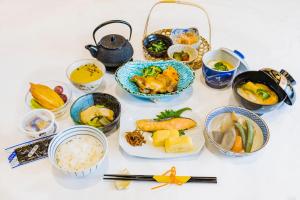 大阪大阪心斋桥桥梁酒店的餐桌上放着一碗食物和其他菜肴