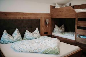 乌登斯Green Apart的一间卧室配有两张双层床和枕头。