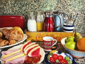 MierasHarveys Homestay - Adults only的餐桌上放着盘子和咖啡