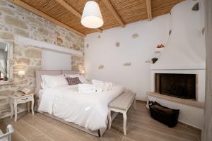 KousésPhysis Country House near Matala beach & Faistos的一间卧室配有一张床和一个壁炉