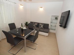 马卡尔斯卡Apartments Karlo的客厅配有餐桌和沙发