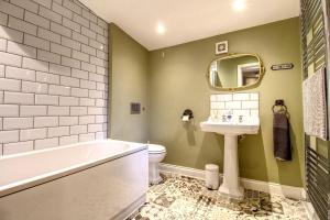 哈德斯菲尔德Central Huddersfield House, inc parking的带浴缸、卫生间和盥洗盆的浴室