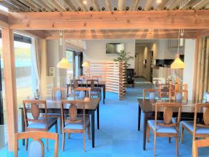 阿南Bayside Hotel Ryugu / Vacation STAY 63714的用餐室配有木桌和椅子