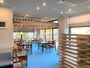 阿南Bayside Hotel Ryugu / Vacation STAY 63706的餐厅设有1间带桌椅的用餐室