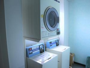 阿南Bayside Hotel Ryugu / Vacation STAY 63706的配有洗衣机的客房内的两台洗衣机