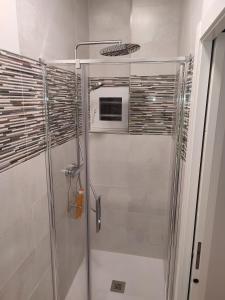 马德里Apartamento Madrid Norte的浴室里设有玻璃门淋浴