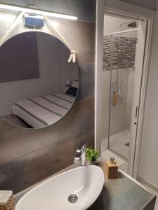 马德里Apartamento Madrid Norte的浴室设有镜子、水槽和浴缸
