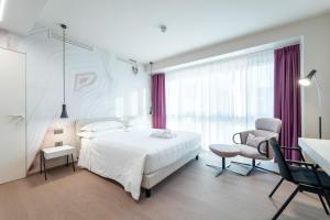 多索博诺韦罗内西拉托雷酒店的白色卧室配有床和椅子